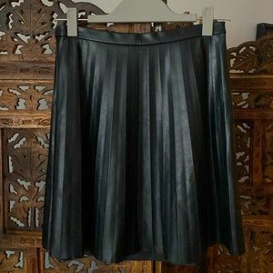 J.CREW super pretty, fun and flirty faux-leather pleated mini skirt, Siz…